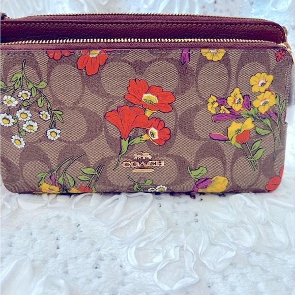 NWT COACH NEW YORK Signature Floral Double Zip around Wallet - Picture 3 of 9